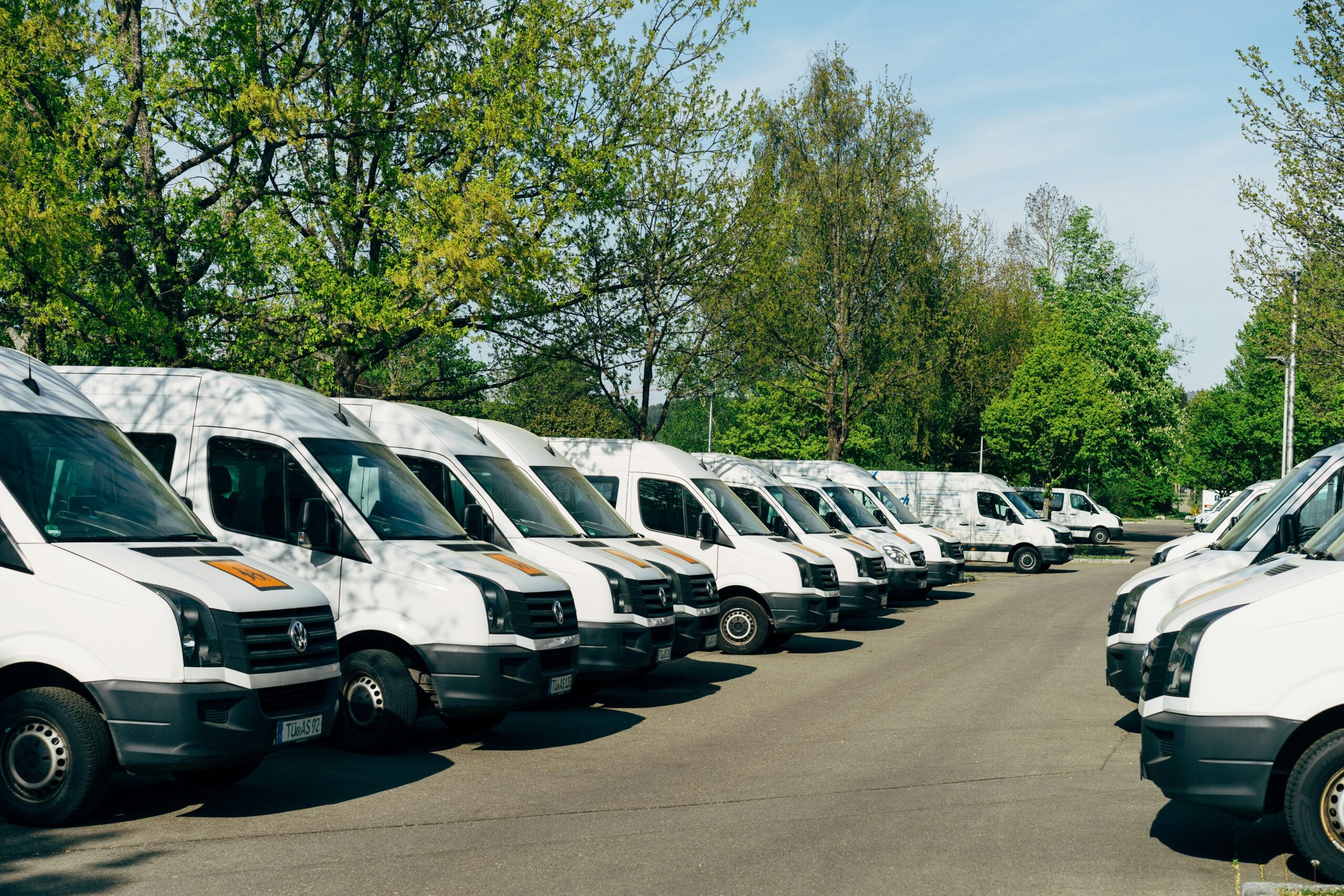 découvrez notre remorque porte-voiture de qualité pour transporter vos véhicules en toute sécurité. trouvez la meilleure remorque car carrier pour vos besoins de transport automobile.