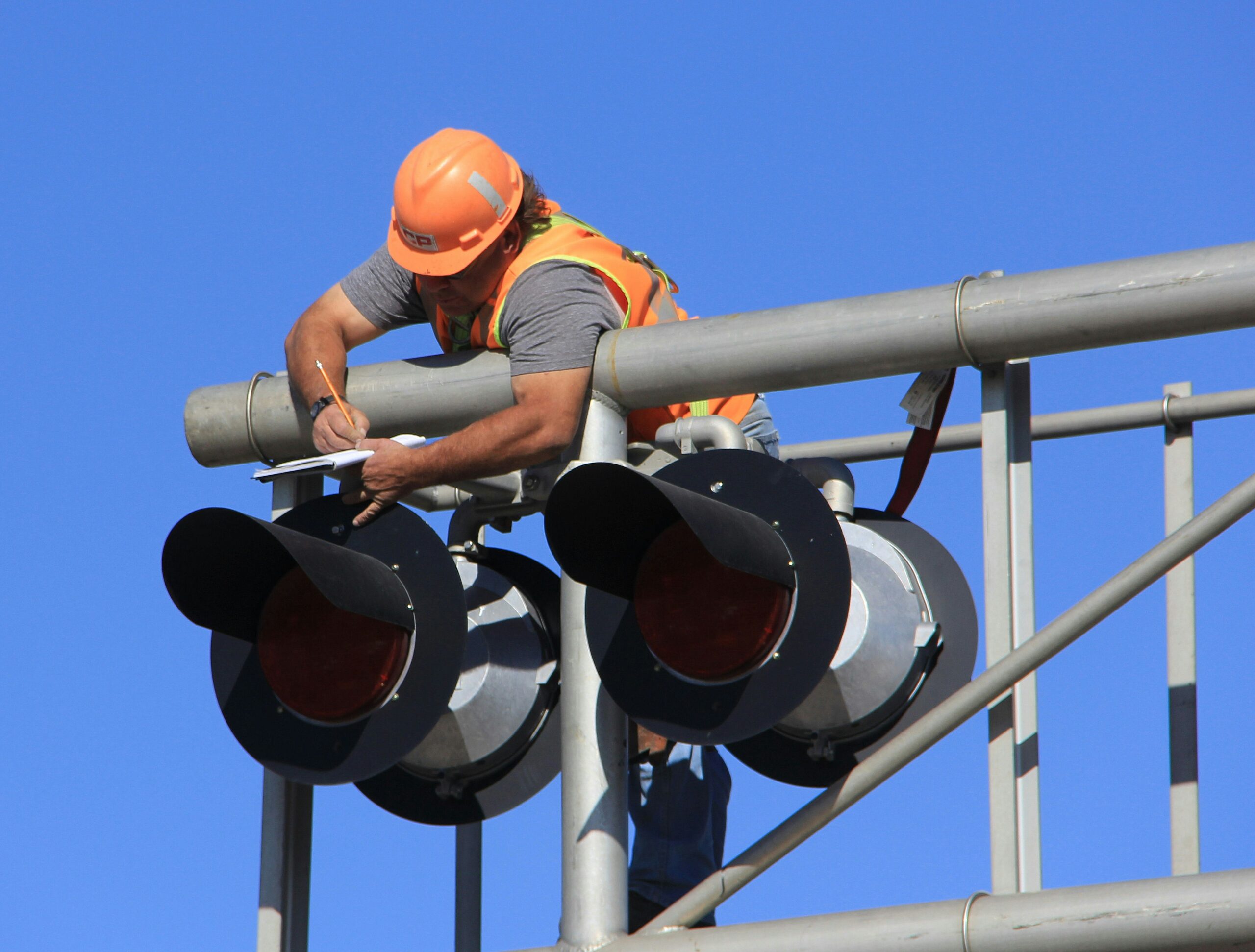 découvrez nos services de maintenance pour assurer le bon fonctionnement de vos équipements et installations.