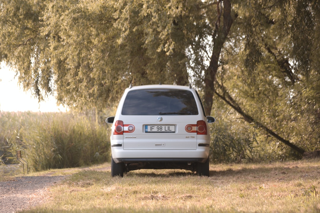 découvrez l'univers des minivans, des véhicules spacieux et polyvalents idéaux pour les familles et les voyageurs. explorez les caractéristiques, les avantages et les modèles disponibles pour trouver le minivan parfait qui allie confort, sécurité et performance.