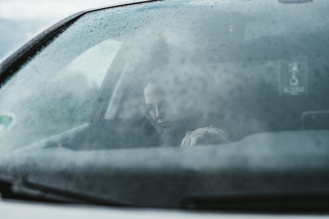 remplacez facilement le fusible de votre lave-glace avec notre guide étape par étape. assurez-vous de garder votre vision claire et votre sécurité sur la route en réalisant ce simple entretien vous-même.