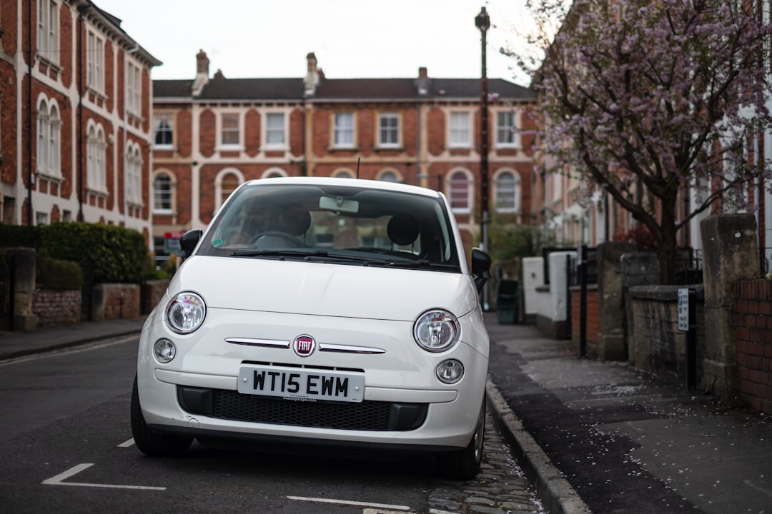 découvrez la fiat 500, une citadine emblématique alliant style rétro et modernité. profitez de son design élégant, de sa maniabilité en milieu urbain et de ses technologies innovantes pour une conduite agréable et confortable. explorez les différentes options de personnalisation et trouvez le modèle qui vous ressemble !